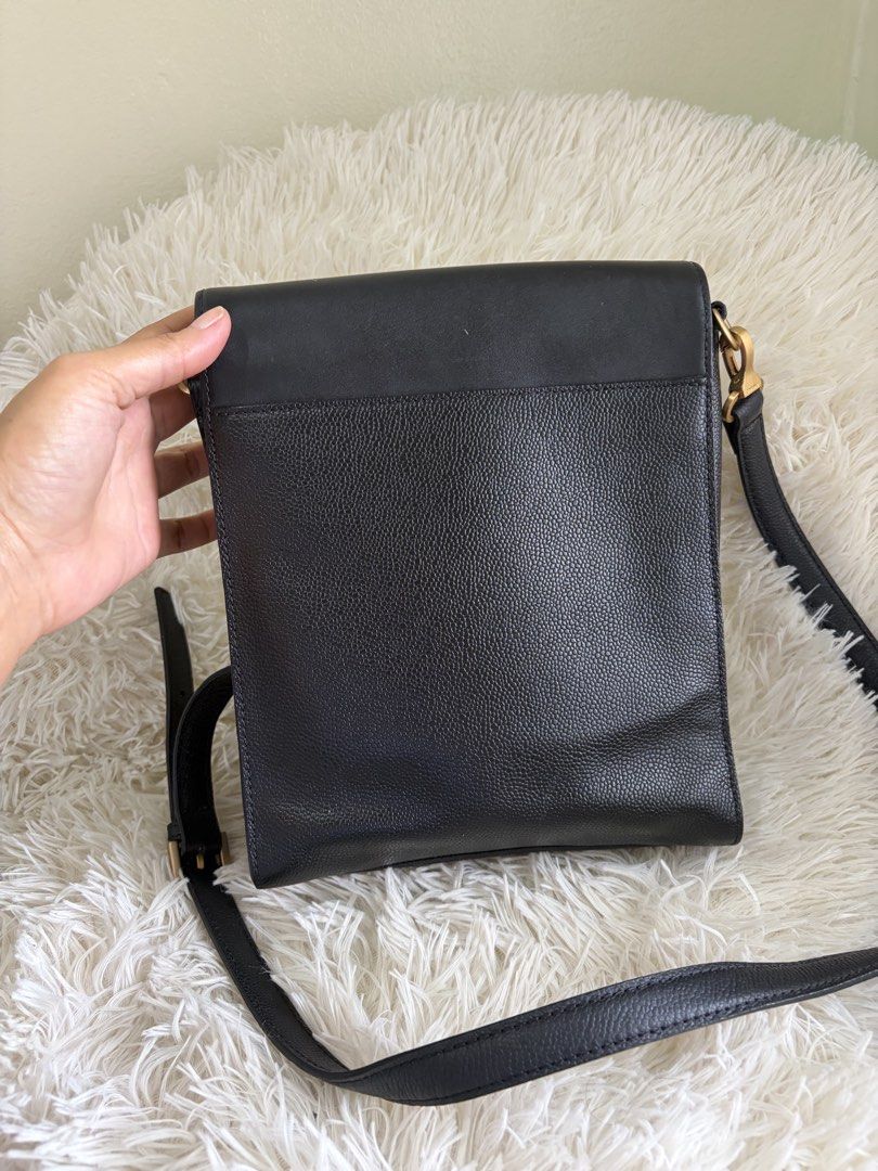 Preloved Couronne Crossbody bag (Category: Cross-body Bags) located in General Mariano Alvarez. Submitted by maxiscollections (Listing ID 1460050846, Image 3). Description: Preloved Couronne Crossbody bag Genuine leather Like new .
