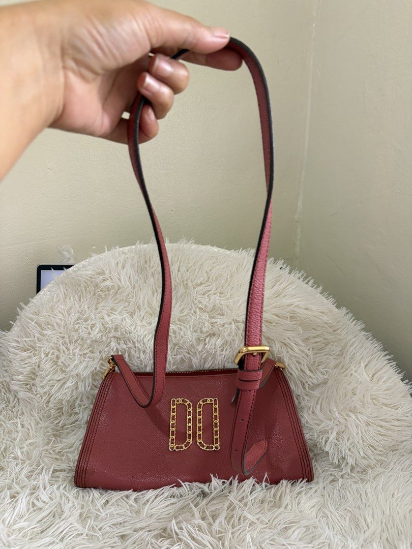 Preloved Daks London Sling bag (Category: Cross-body Bags) located in General Mariano Alvarez. Submitted by maxiscollections (Listing ID 1460046059, Image 1). Description: Preloved Daks London Sling bag Small size Genuine leather Like new .