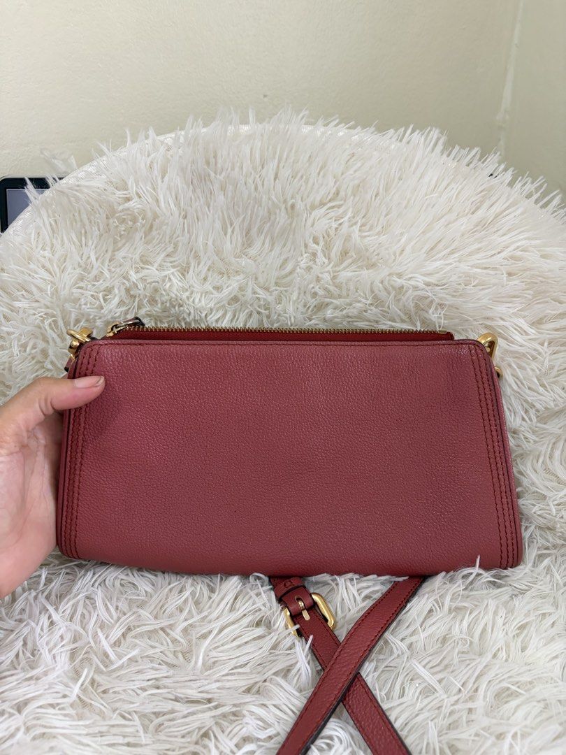 Preloved Daks London Sling bag (Category: Cross-body Bags) located in General Mariano Alvarez. Submitted by maxiscollections (Listing ID 1460046059, Image 3). Description: Preloved Daks London Sling bag Small size Genuine leather Like new .