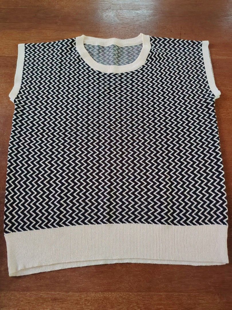 PRE-LOVED KNITTED VEST TOP (Category: Blouses) located in Paranaque City. Submitted by lyncejo1993 (Listing ID 1459922972, Image 1). Description: ✨ PRE-LOVED KNITTED VEST TOP ✨ Super trendy and aesthetic knitted vest top with a classic monochrome zig-zag pattern! Sobrang daling i-style—pwede mong suotin as is, o kaya i-layer sa ibabaw ng white button-down shirt para sa perpektong preppy o Korean-style look. 🤍🖤 📌 ITEM DETAILS: • Price: ₱100 ONL