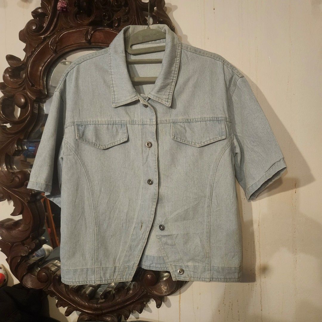 PRE-LOVED OVERSIZED BOXY DENIM JACKET (Category: Coats, Jackets and Outerwear) located in Manila. Submitted by smartluxeph (Listing ID 1459946096, Image 2). Description: ✨ PRE-LOVED OVERSIZED BOXY DENIM JACKET — ₱350 ONLY! ✨ Such an easy piece to throw on and instantly make an outfit look more put-together. 💙 Love the light-wash denim + boxy oversized silhouette — relaxed, youthful and very easy to style. Unisex too! 👖 OVERSIZED SQUARE-FIT DENI