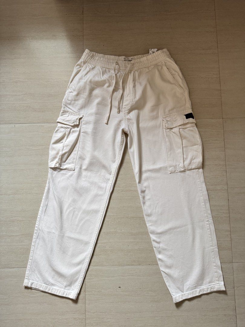 PULL & BEAR OFF WHITE CARGO PANTS (L) (Category: Jeans) located in Manila. Submitted by jelogvtierrez (Listing ID 1459977425, Image 2). Description: Size 32 H: 42" Worn twice (Kazakhstan and Canada Trip) Minor issue: there's no side pocket but may run sa stitch sa loob (see 3rd photo) May have washable stain from storage Shipping via J&T.