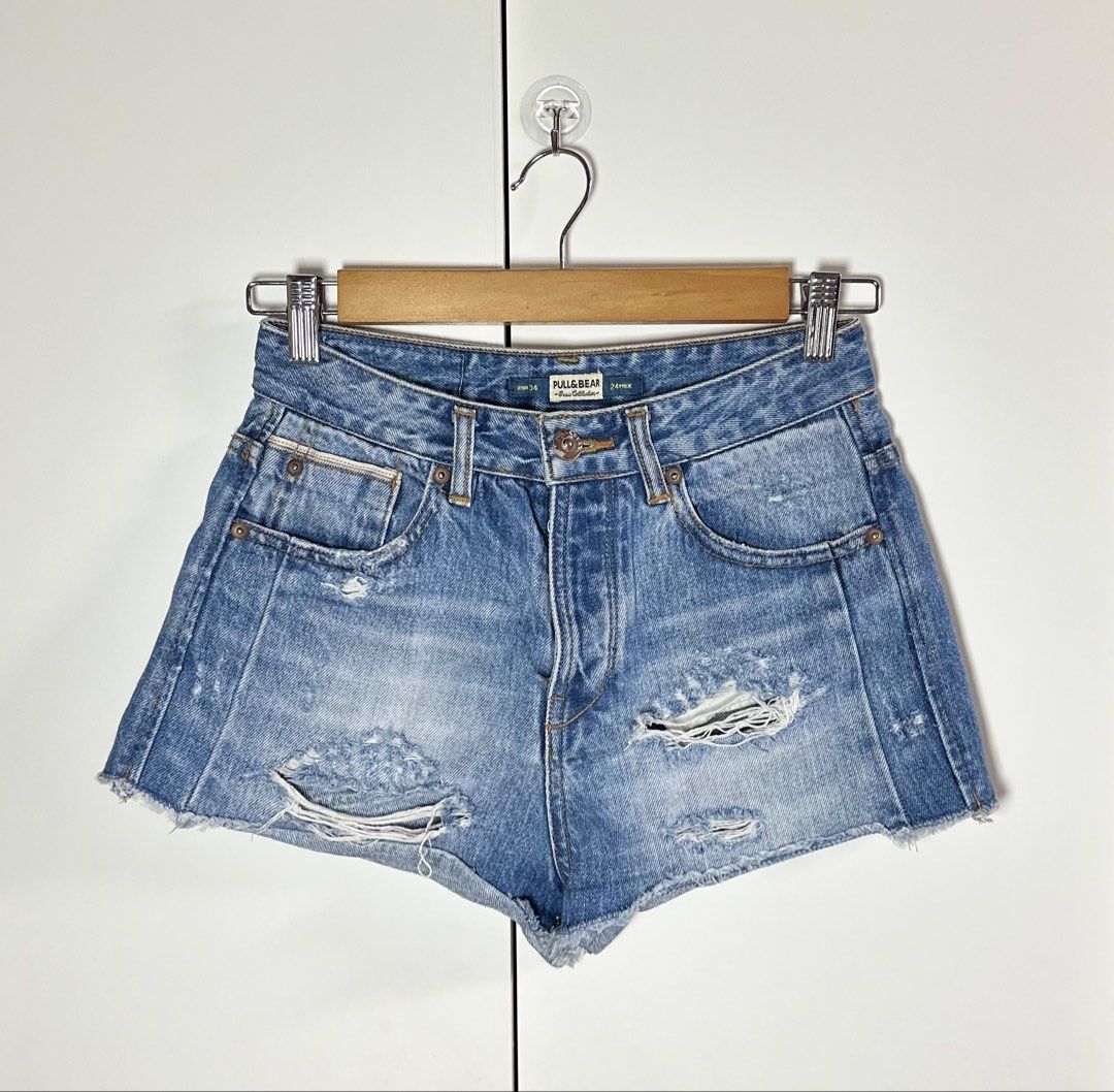 Pull n Bear Denim Shorts (Category: Shorts) located in Porac. Submitted by poimd_ (Listing ID 1459949292, Image 1). Description: 26 inches waist 10.5 inches length.