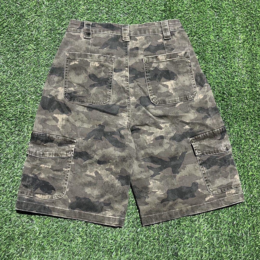 RANDOM 6 POCKET CAMMO JORTS (Category: Shorts) located in Cebu City. Submitted by thriftbrent1 (Listing ID 1460091969, Image 1). Description: DIRECT MESSAGE FOR DETAILS IF INTERESTED📩📩📩.