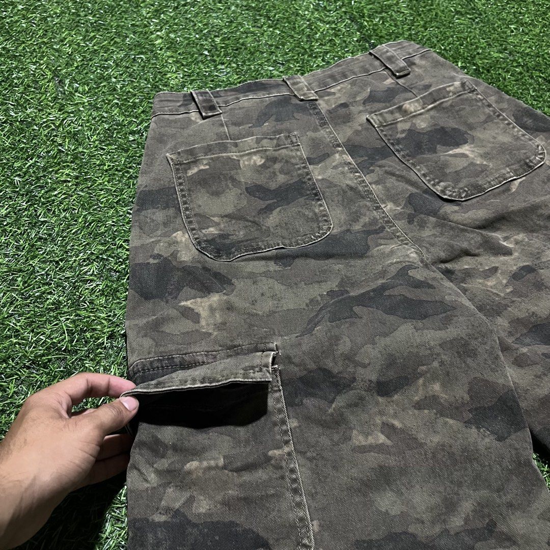 RANDOM 6 POCKET CAMMO JORTS (Category: Shorts) located in Cebu City. Submitted by thriftbrent1 (Listing ID 1460091969, Image 3). Description: DIRECT MESSAGE FOR DETAILS IF INTERESTED📩📩📩.