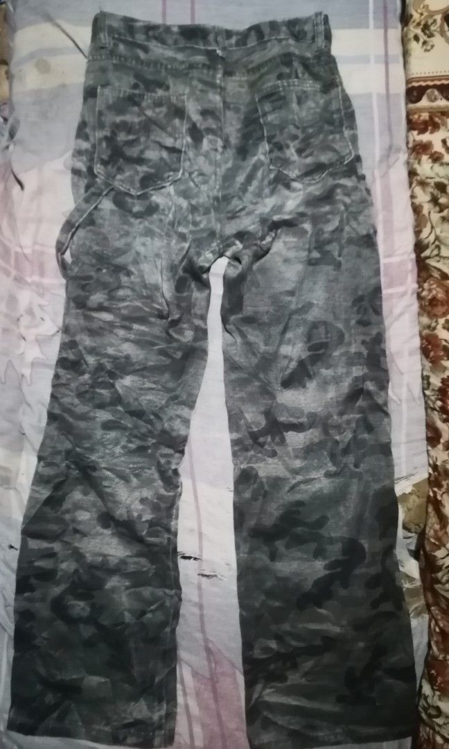Random camo double knee (Category: Jeans) located in San Carlos City. Submitted by apyogone (Listing ID 1460082225, Image 2). Description: Random camo double knee Excellent condition Dimes Waistline 28-30 Length 39 Hem 9.