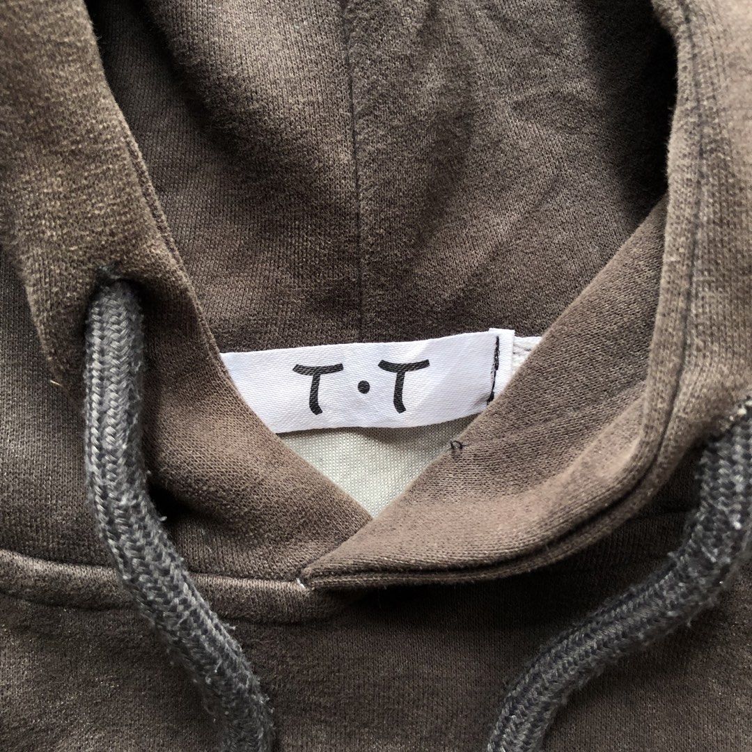 Random Dark Gray Hoodie (Category: Hoodies) located in Manila. Submitted by dopethrift.cat (Listing ID 1459989064, Image 2). Description: Dimes: Inches Width: 25" Length: 27" Sleeve: 18" Hood Length: 15" mop: gcash ship: lalamove or jnt - Random Dark Gray Hoodie - Features 'TRY CAPTURE THE' embroidered design - 'T•T' brand tag - Comfortable and stylish.