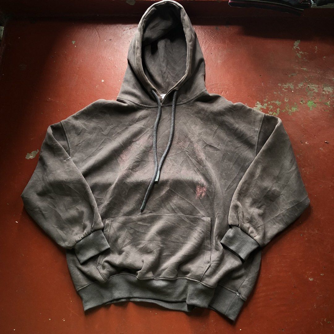 Random Dark Gray Hoodie (Category: Hoodies) located in Manila. Submitted by dopethrift.cat (Listing ID 1459989064, Image 1). Description: Dimes: Inches Width: 25" Length: 27" Sleeve: 18" Hood Length: 15" mop: gcash ship: lalamove or jnt - Random Dark Gray Hoodie - Features 'TRY CAPTURE THE' embroidered design - 'T•T' brand tag - Comfortable and stylish.