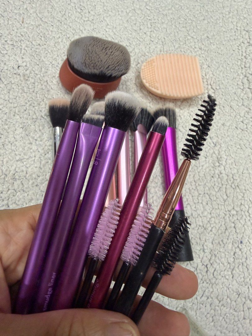 Real Techniques Makeup Brush Set & Accessories (Category: Makeup) located in Pasig City. Submitted by jgbeautique (Listing ID 1460093592, Image 3). Description: RFS: Not a fan of makeup anymore due to change of lifestyle - Complete Real Techniques makeup brush set - Includes foundation brush, powder brush, eye brushes, and lip brush - Bonus brush cleaning mat included - All brushes are in good, pre-loved condition - Perfect addition to any makeup