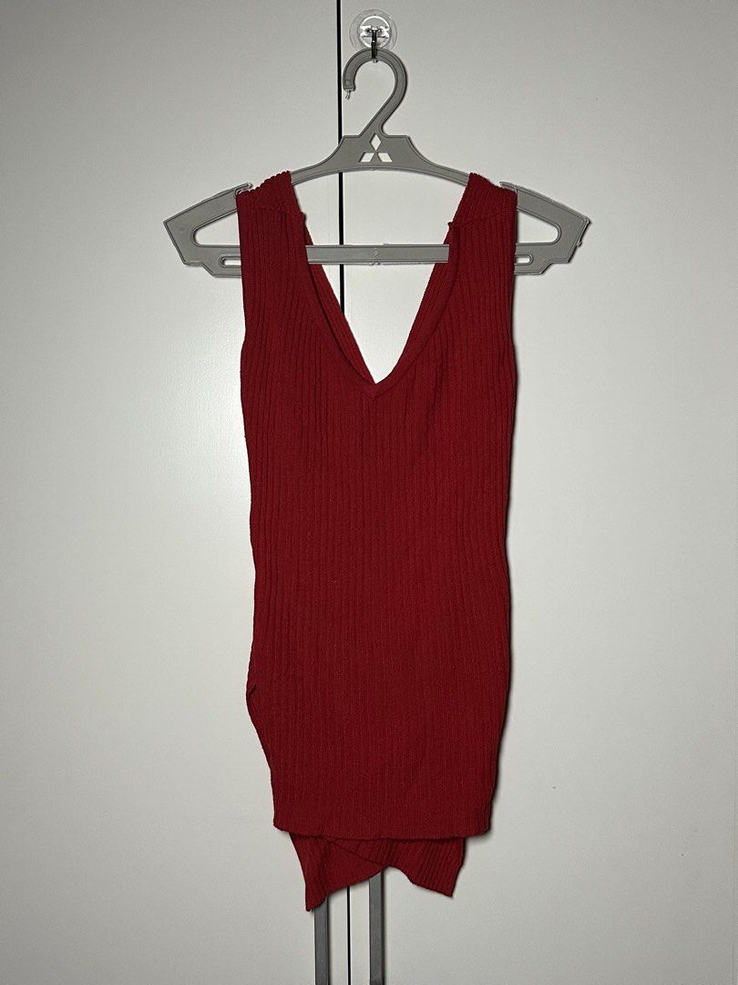 Red Ribbed Top (Category: Sleeveless) located in Porac. Submitted by poimd_ (Listing ID 1459972250, Image 1). Description: size small to medium stretchable material .