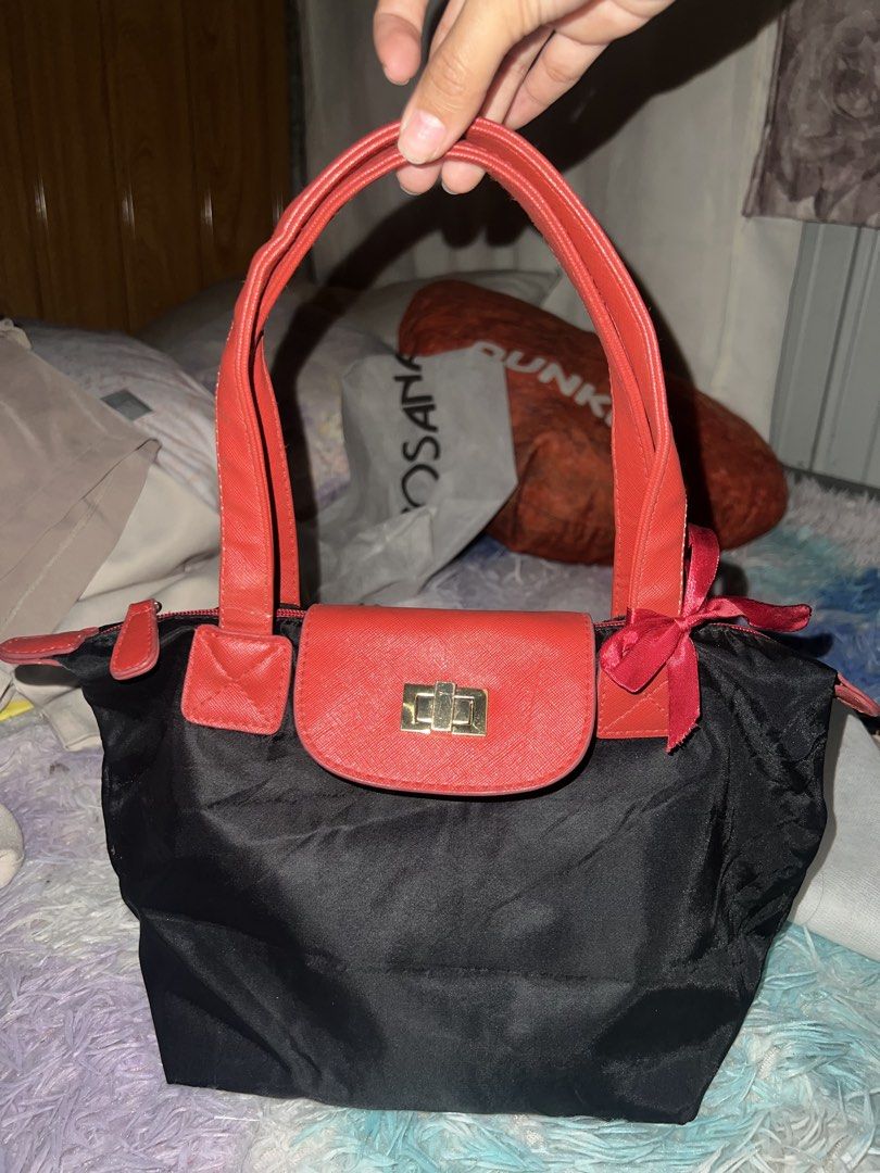 Red/black kili bag (Category: Shoulder Bags) located in Bacolod City. Submitted by yannamayang (Listing ID 1460032820, Image 2). Description: -no brand -preloved bag -no major flaws only sign of usage You can message me on my fb account: Mayang.