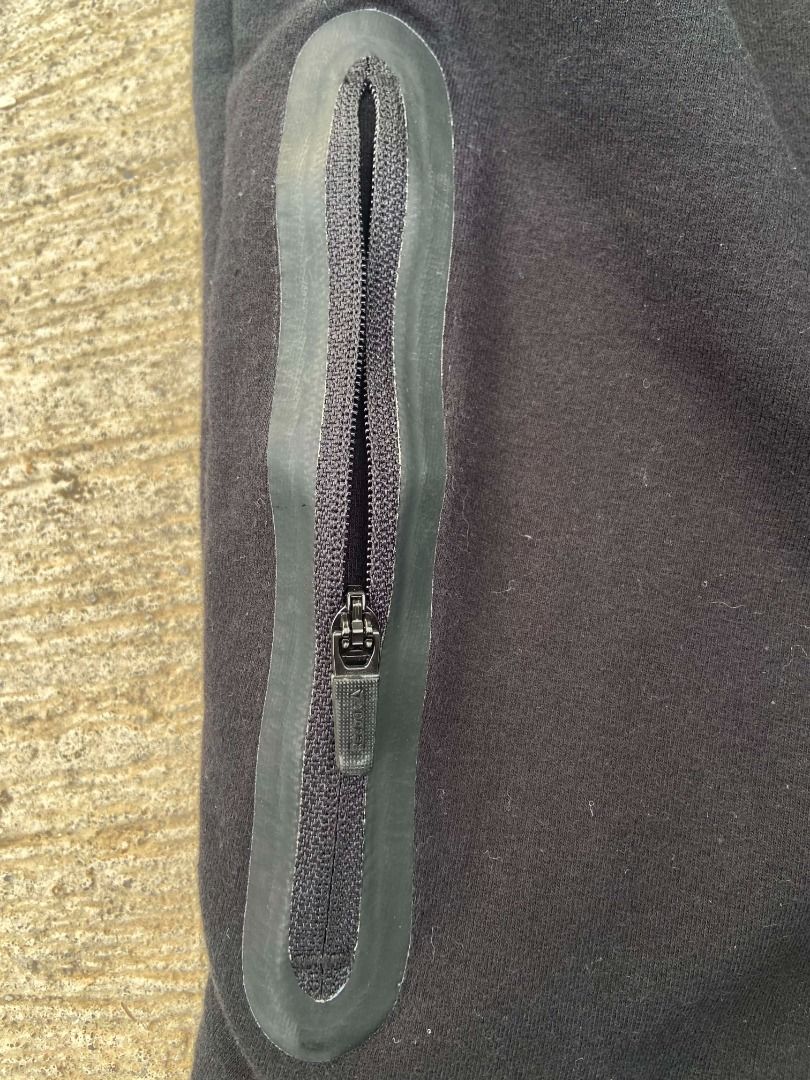REEBOK MEN'S SKYBOX JOGGER PANTS (Category: Activewear) located in Legazpi City. Submitted by krl_rql67. (Listing ID 1459980144, Image 3). Description: Reebok men's skybox jogger pants Size xl on tag Issue: 2nd pic .