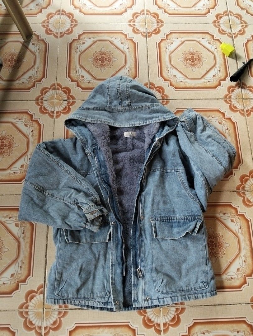 Retro style streetwear (Category: Coats, Jackets and Outerwear) located in Bauko. Submitted by vayne123_turtle (Listing ID 1459998393, Image 1). Description: Fur faux line/ sherpa jacket XL WITH SIGNS OF USAGE.