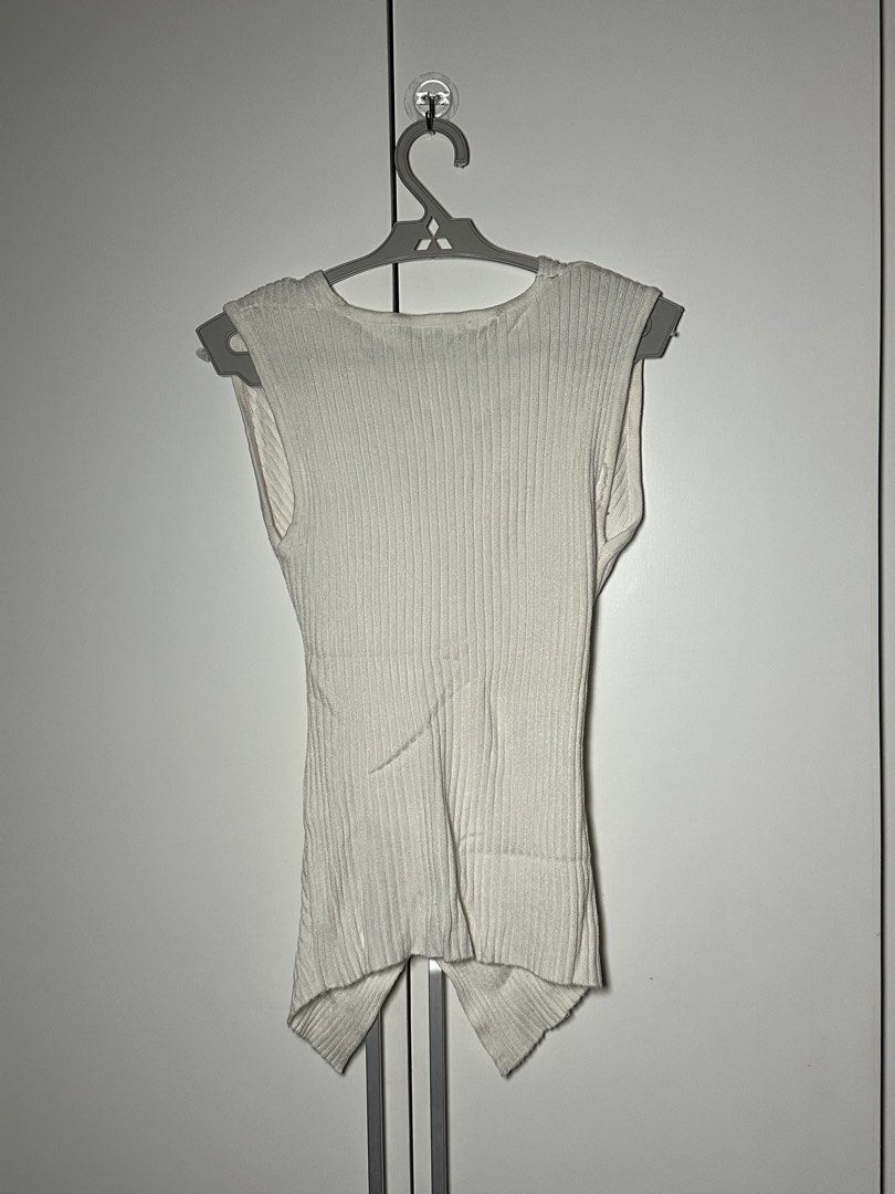 Ribbed White Top (Category: Sleeveless) located in Porac. Submitted by poimd_ (Listing ID 1459939412, Image 2). Description: can fit small to medium.