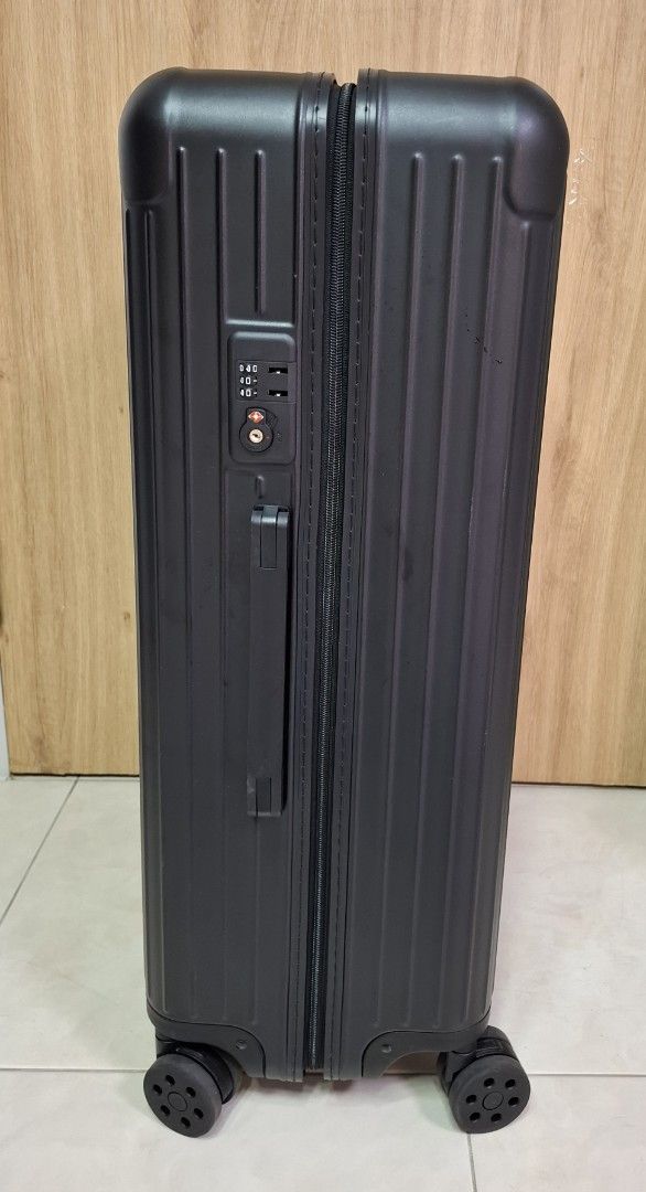 RIMOWA 黑色行李箱 仿款 （分類：旅遊 - 旅行必需品及用品）位於 Hong Kong。 由 iamjbb 提交（商品編號 1459985161，圖片 3）。簡介： 接近全新 仿品 運作正常 可用密碼 無鎖匙 青衣交收 可少議 專櫃 $9100。