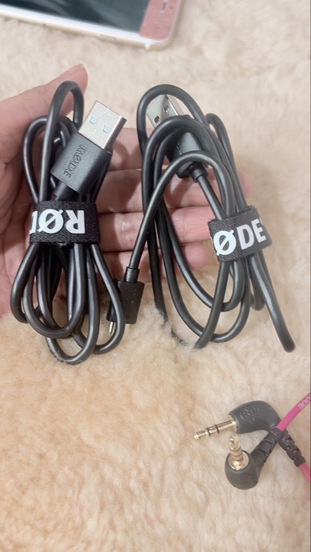 Rode Wireless GO Compact Wireless Microphone System (White) (Category: Microphones) located in Baguio. Submitted by izza_thrifty (Listing ID 1459967312, Image 2). Description: - Rode Wireless GO compact wireless microphone system - Includes transmitter and receiver units - Comes with USB-C charging cables - Includes TRS to TRRS cable - Ideal for vlogging and content creation.