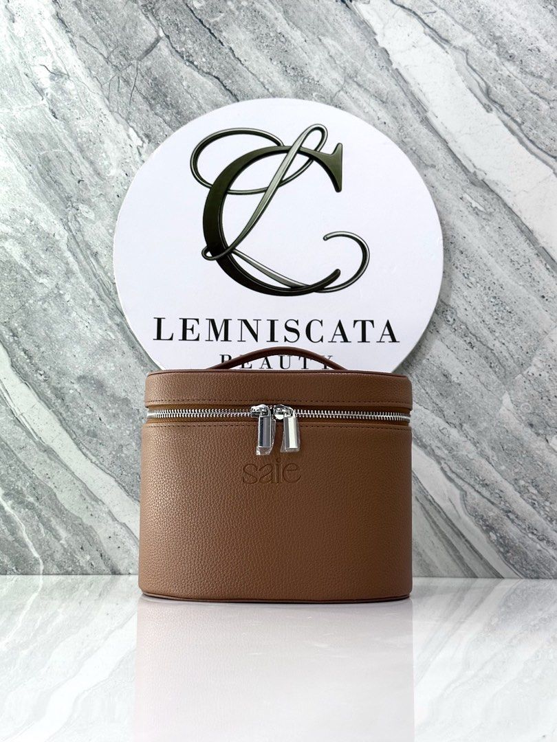 Saie The Vanity Case (Category: Makeup) located in Taguig. Submitted by lcbeauty_ (Listing ID 1459964048, Image 1). Description: Saie The Vanity Case 🏷️₱3,200 Color: • Brown Dimensions: • 8’’ L x 6’’ H x 5.5’’ W READING IS ESSENTIAL: * This is our new Carousell account — officially Lemniscata Beauty (@lemniscatabeauty), a trusted seller with 4+ years and 100+ reviews. * Last price posted already * Law ballers will not be entertained * Guaranteed