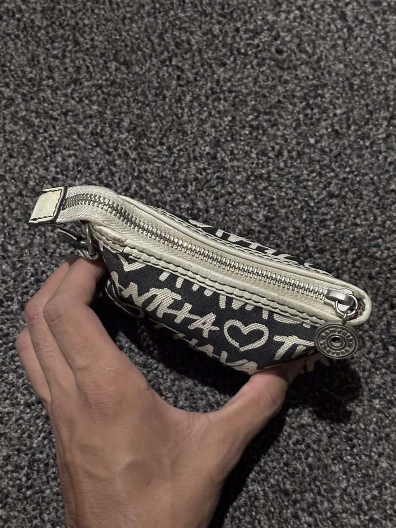 Samantha Thavasa Pouch Wallet (Category: Purses & Pouches) located in Bulacan. Submitted by thriftstarph (Listing ID 1459952101, Image 2). Description: PLEASE READ THE DESCRIPTION BELOW‼️ Samantha Thavasa Pouch Wallet Good as New Issue: Need Wash.