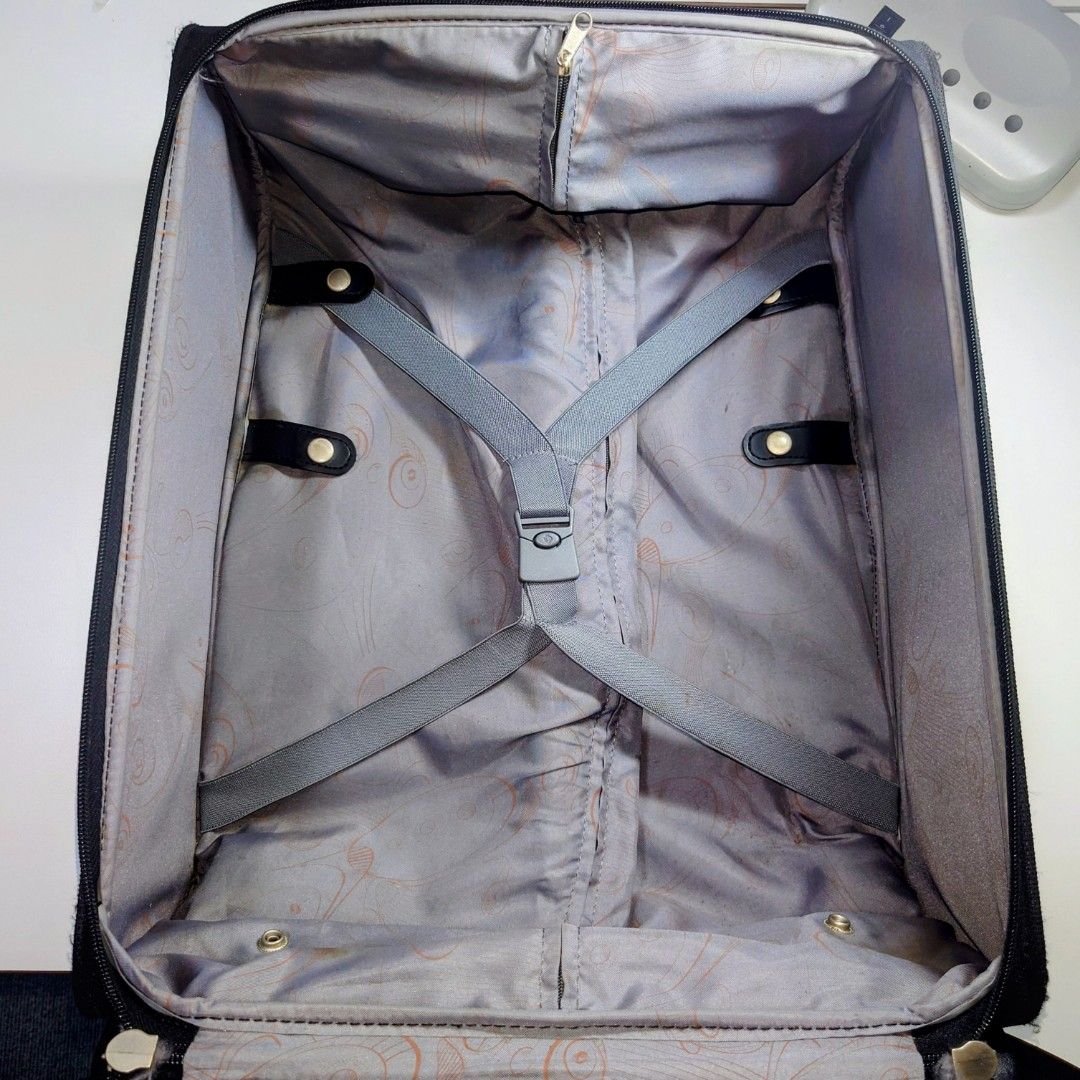 Samsonite Carry On Bag (Category: Luxury Bags & Wallets) located in Makati City. Submitted by ppomidyar (Listing ID 1460056361, Image 3). Description: this is about 23"-25" inches in size. Good condition and useable..