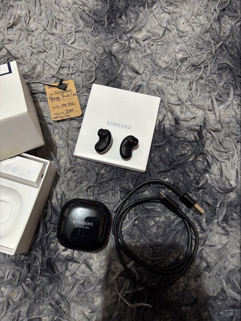Samsung Buds Live (Category: Earphones) located in Legazpi City. Submitted by thesource052 (Listing ID 1460084936, Image 3). Description: Samsung budz live No issue Moneyback if proven fake No issue Di man magamit naka apple na Bought for almost 15k rush!.