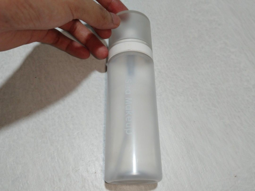 Sea Make Up Lock It Matte Anti Acne Setting Spray (Category: Makeup) located in Manila. Submitted by alyssaaa24 (Listing ID 1460068049, Image 1). Description: Designed for extra oil control and up to 16-hour wear, featuring a water-resistant, transfer-proof matte finish. Rfs: Can't use as I'm currently just staying home. Still half the bottle. Last price posted. Loc: North Caloocan.