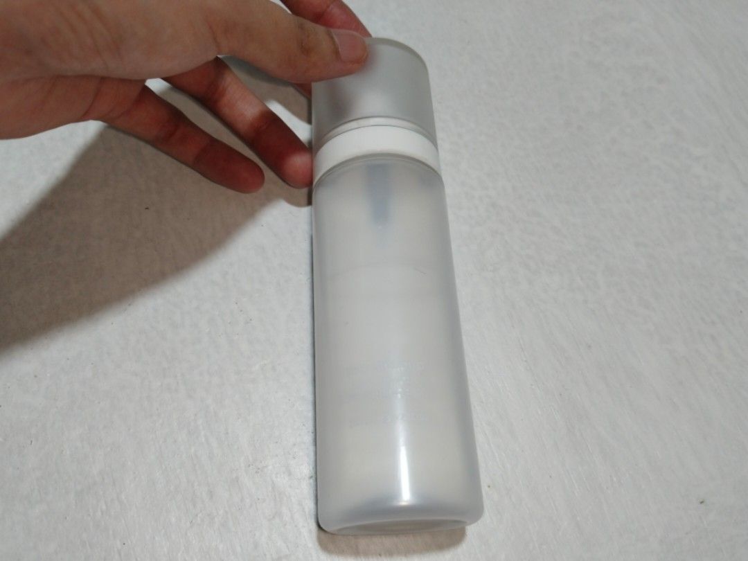 Sea Make Up Lock It Matte Anti Acne Setting Spray (Category: Makeup) located in Manila. Submitted by alyssaaa24 (Listing ID 1460068049, Image 2). Description: Designed for extra oil control and up to 16-hour wear, featuring a water-resistant, transfer-proof matte finish. Rfs: Can't use as I'm currently just staying home. Still half the bottle. Last price posted. Loc: North Caloocan.