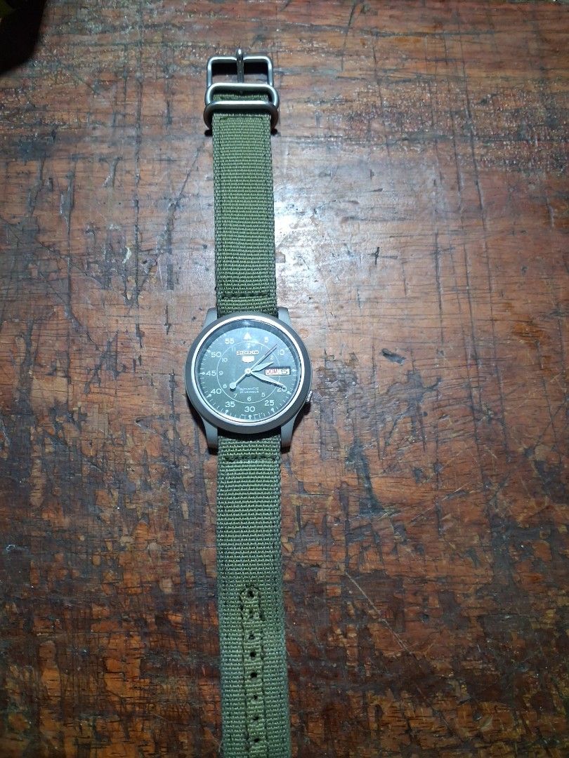 Seiko 5 Automatic Green Dial Watch with Green NATO Strap (Category: Men's Watches) located in Pasig City. Submitted by superjun_ (Listing ID 1460085439, Image 3). Description: - Seiko 5 Automatic Watch - Striking Green Dial - Day and Date Function - Includes a comfortable Green NATO Strap - Exhibition Case Back to view the automatic movement - Ideal for everyday wear - all orig -never pa na open -ako ang 1st owner.