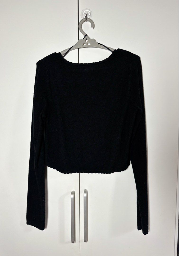 Self tie crop top (Category: Longsleeves) located in Porac. Submitted by poimd_ (Listing ID 1459941288, Image 2). Description: has issue with left sleeve. see pic for ur reference small to medium.
