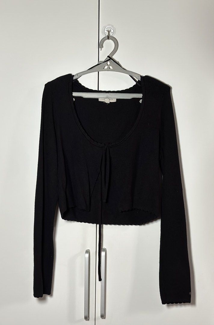 Self tie crop top (Category: Longsleeves) located in Porac. Submitted by poimd_ (Listing ID 1459941288, Image 1). Description: has issue with left sleeve. see pic for ur reference small to medium.