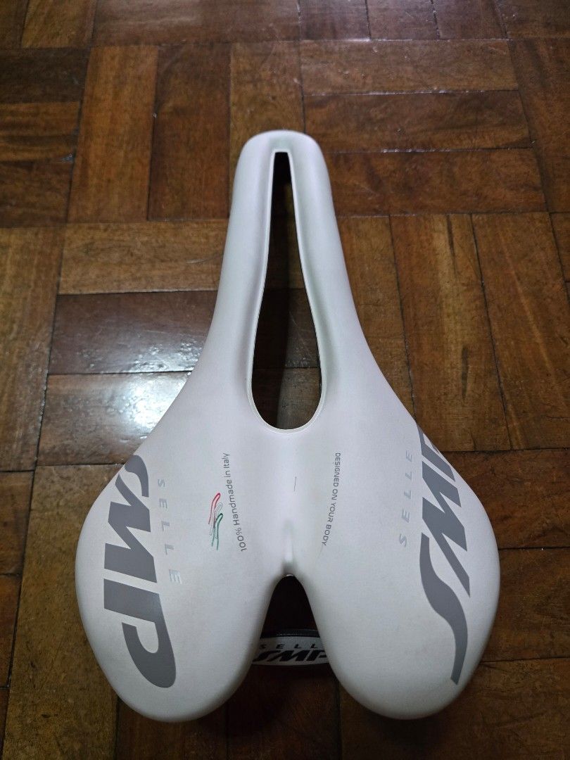 Selle SMP VT30 (Category: Bicycles) located in Manila. Submitted by cl1988 (Listing ID 1459971562, Image 2). Description: Selle SMP VT30 - 283mm L x 155mm W Like new. Used for approx 200km only SRP is 159 USD (exclusing shipping) rfs. change to narrower saddle 09178024466 Makati.