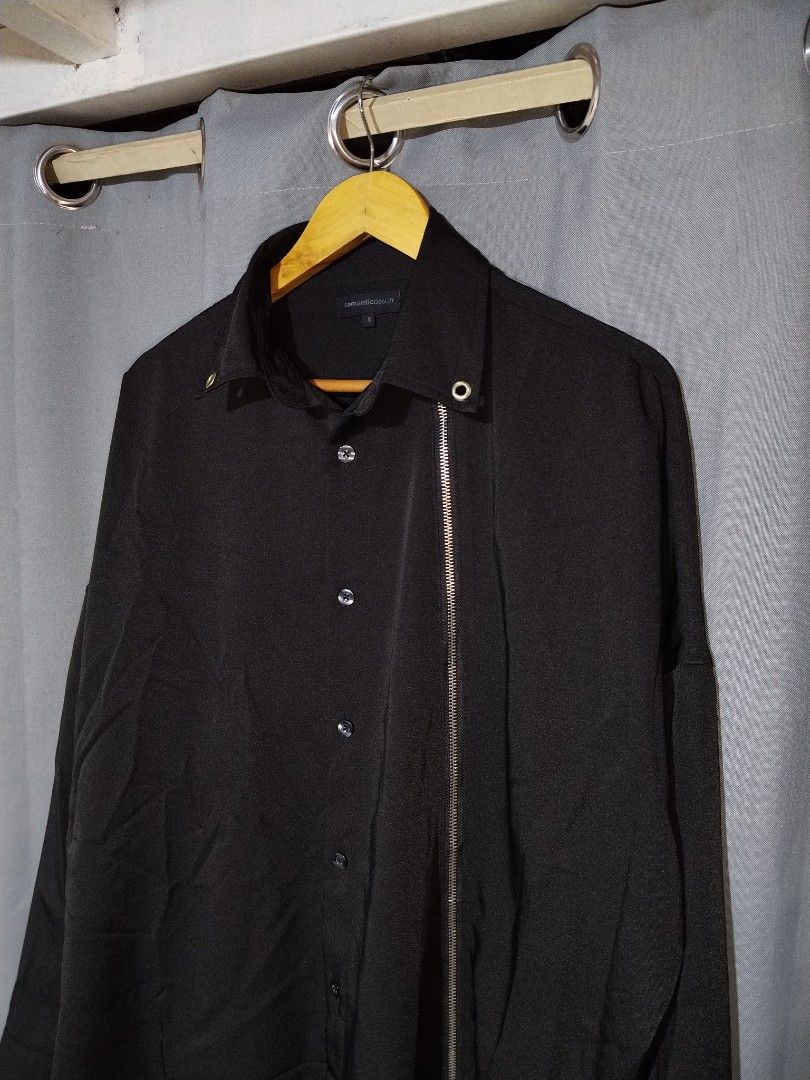 Semantic Design Diagonal Black Zipper Shirt Size M (Category: Tshirts & Polo Shirts ) located in Pasig City. Submitted by loveforlux_2025 (Listing ID 1460037313, Image 2). Description: - Black long-sleeved shirt - Brand: Semantic Design - Unique diagonal zipper detail on the front - Button-up closure - Material: Polyester and Polyurethane blend - Size: Medium (M) Oversize - Perfect for an edgy and stylish look.