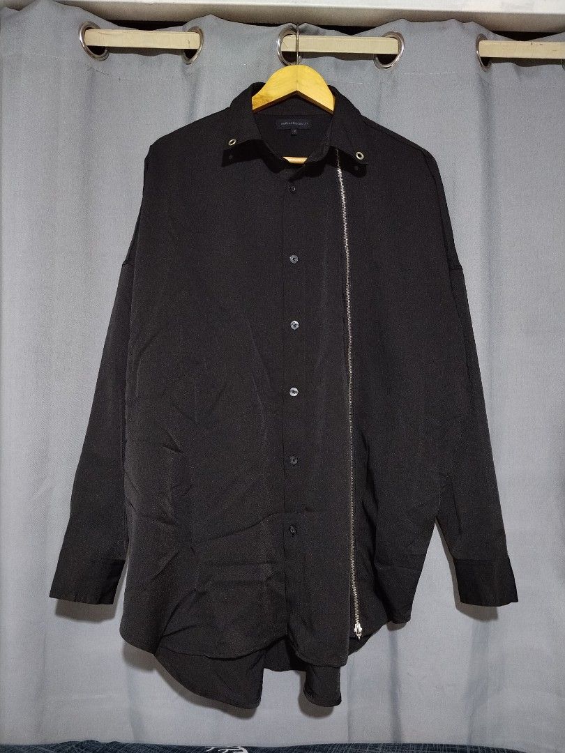 Semantic Design Diagonal Black Zipper Shirt Size M (Category: Tshirts & Polo Shirts ) located in Pasig City. Submitted by loveforlux_2025 (Listing ID 1460037313, Image 1). Description: - Black long-sleeved shirt - Brand: Semantic Design - Unique diagonal zipper detail on the front - Button-up closure - Material: Polyester and Polyurethane blend - Size: Medium (M) Oversize - Perfect for an edgy and stylish look.