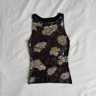 (Category: ) located in . Submitted by dua.closet (Listing ID 1459994181, Image 1). Description: .