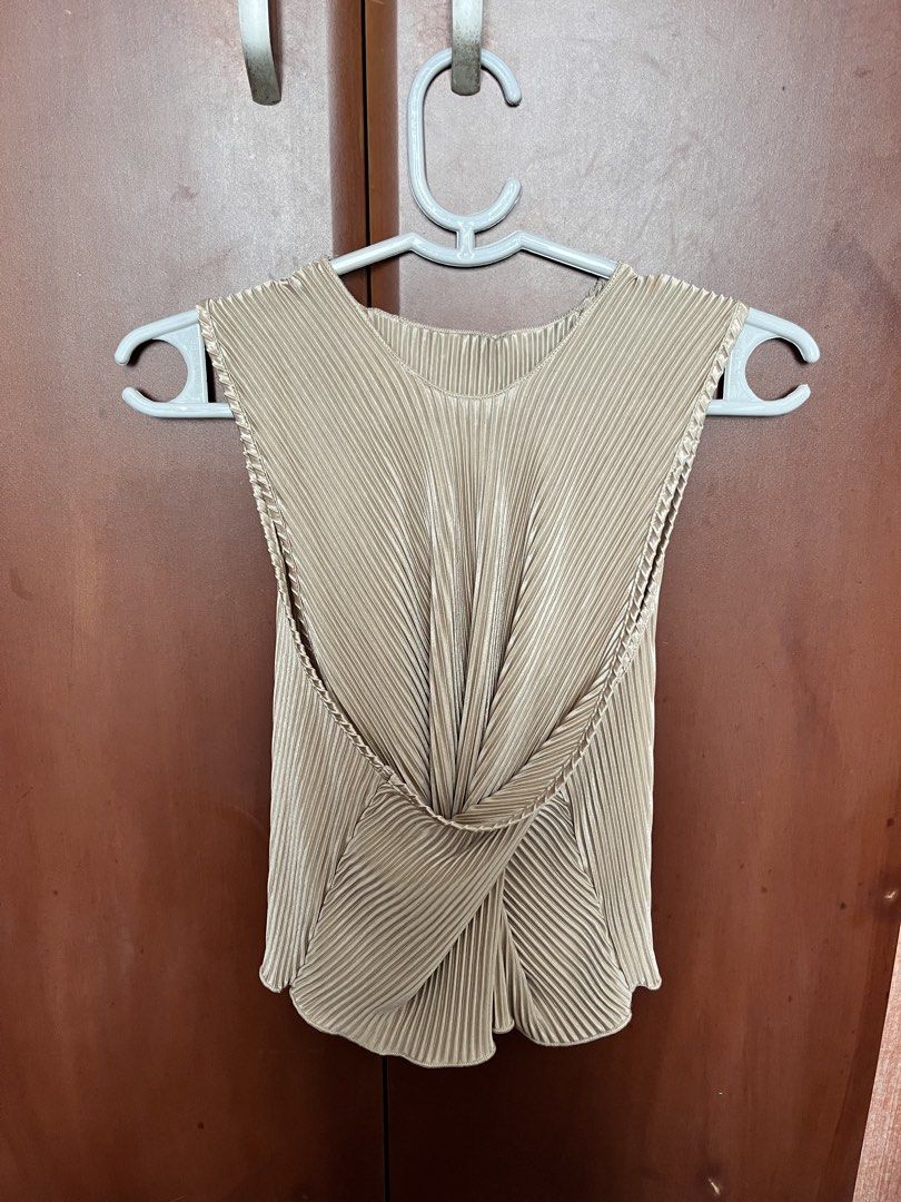 Shein Champagne Pleated Top (Category: Blouses) located in Quezon City. Submitted by shoppingseconds (Listing ID 1459946518, Image 2). Description: New Tried it on lang Fits small to medium V cute when worn.