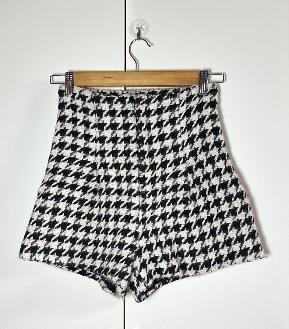 shorts (Category: Shorts) located in Porac. Submitted by poimd_ (Listing ID 1459948390, Image 2). Description: 24 waist 14 inches length very think material.
