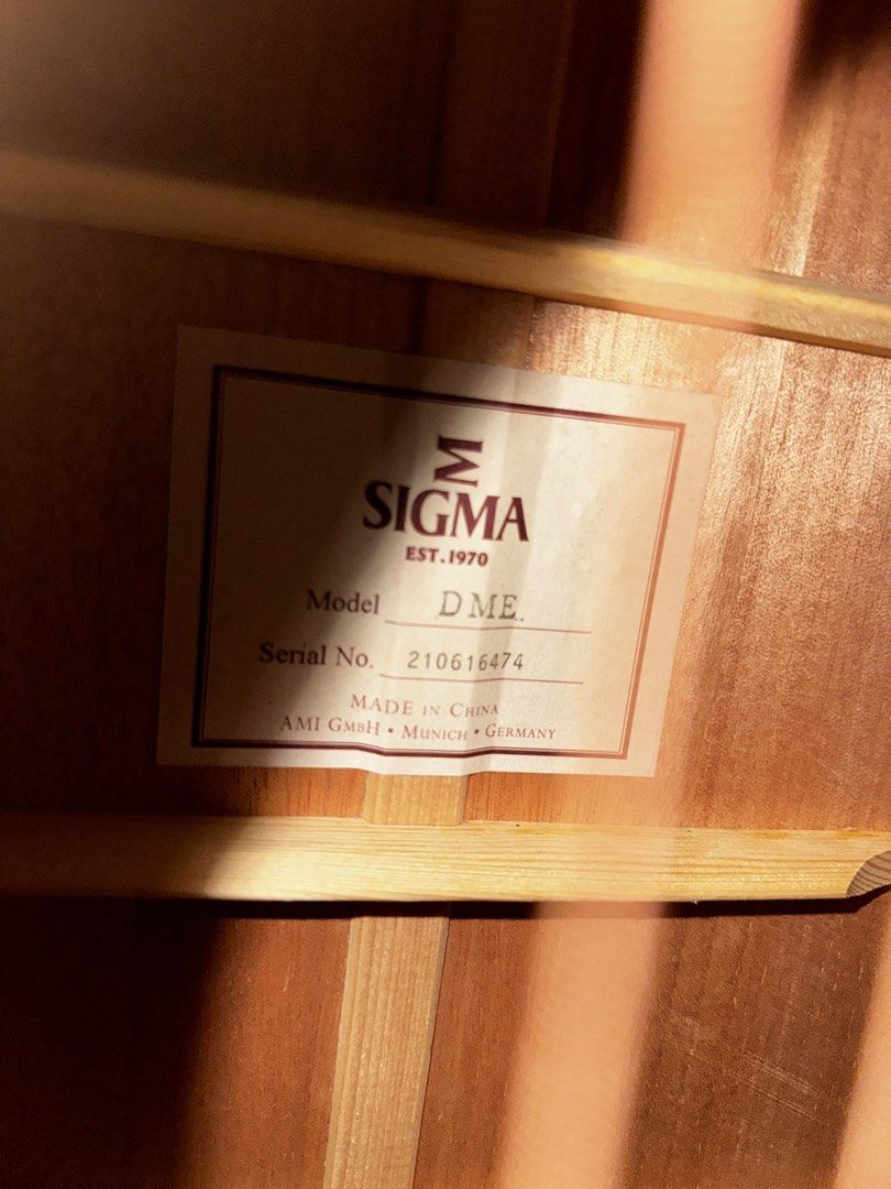 Sigma D.M.E. 電木結他 （分類：樂器）位於 Hong Kong。 由 2131seanch98220 提交（商品編號 1460097916，圖片 2）。簡介： Sigma D.M.E. 電木結他，啱晒想學結他嘅朋友仔，調音唔知work唔work不過冇乜用，可以博M。。