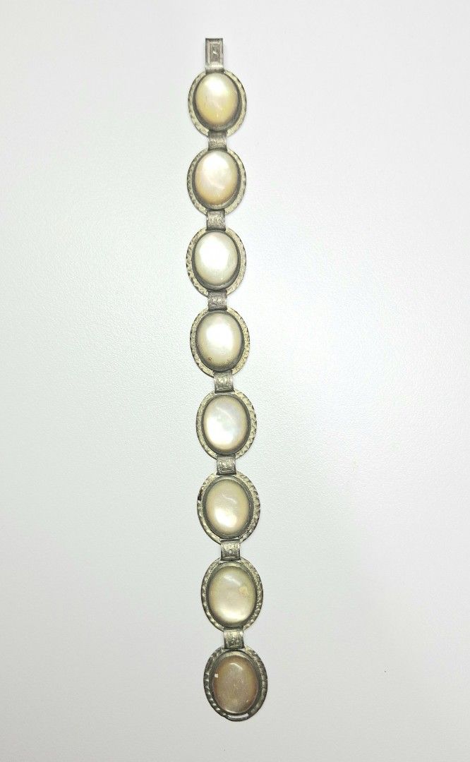 Silver (No Mark) Bracelet with Oval Shaped Stones (Category: Bracelets) located in Makati City. Submitted by archaic532shop (Listing ID 1460023788, Image 2). Description: ■Approximate Dimensions: L-17.5 cm IMPORTANT NOTES: • Clients with OFFERS will be prioritized. • Selling in “As Is “condition (no warranty or guarantees) Accept all flaws before and after purchase. No returns. No exchange of items. • All items are pre-owned unless declared New •