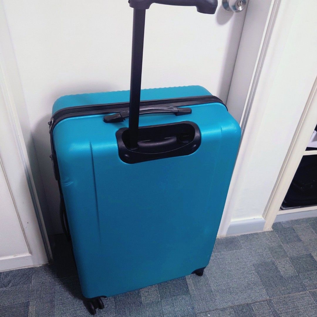 Skyflite London 75cm Trolley Case (Category: Luxury Bags & Wallets) located in Makati City. Submitted by ppomidyar (Listing ID 1460066673, Image 2). Description: Apart from the broken handle which can be repaired, this is in good and useable condition.