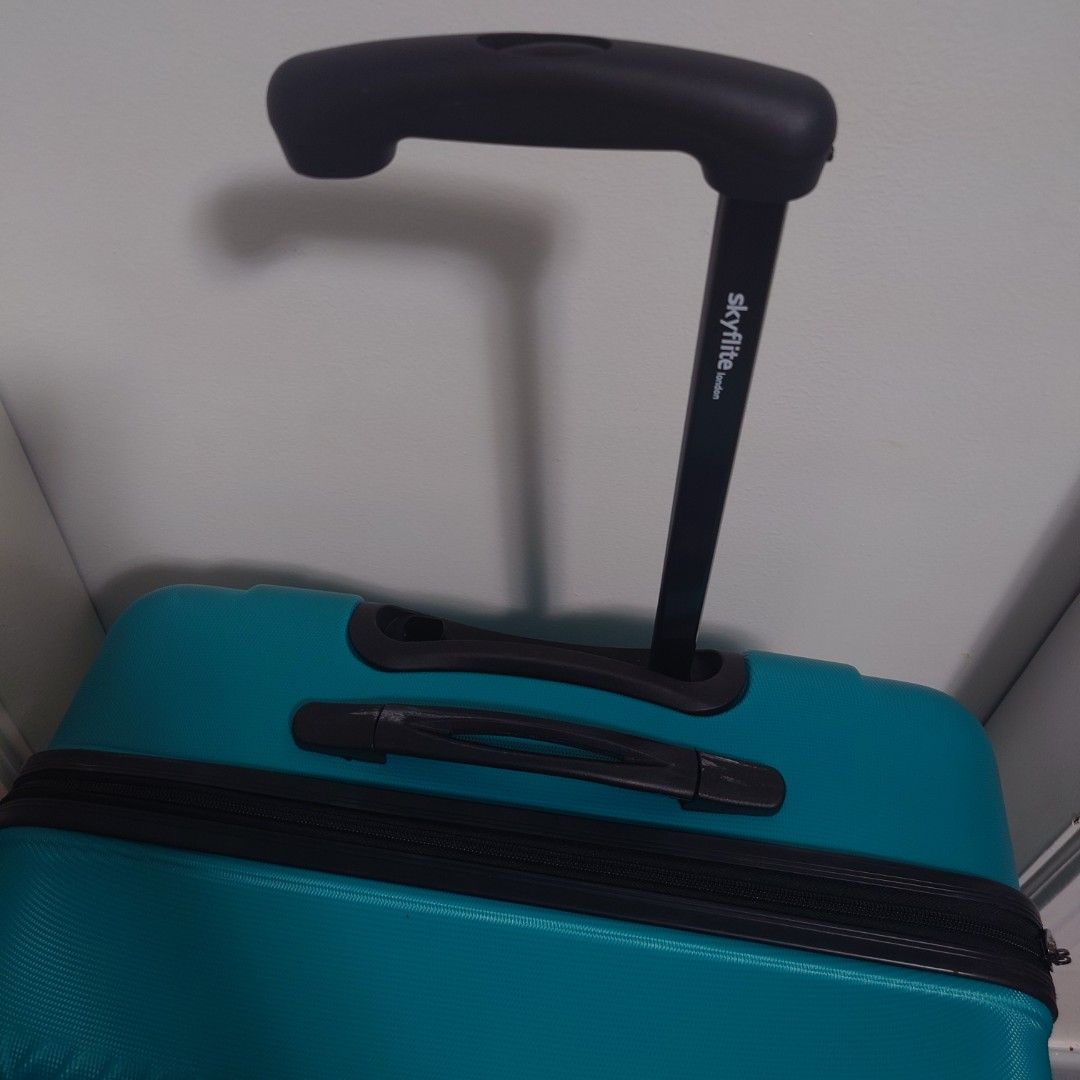 Skyflite London 75cm Trolley Case (Category: Luxury Bags & Wallets) located in Makati City. Submitted by ppomidyar (Listing ID 1460066673, Image 3). Description: Apart from the broken handle which can be repaired, this is in good and useable condition.
