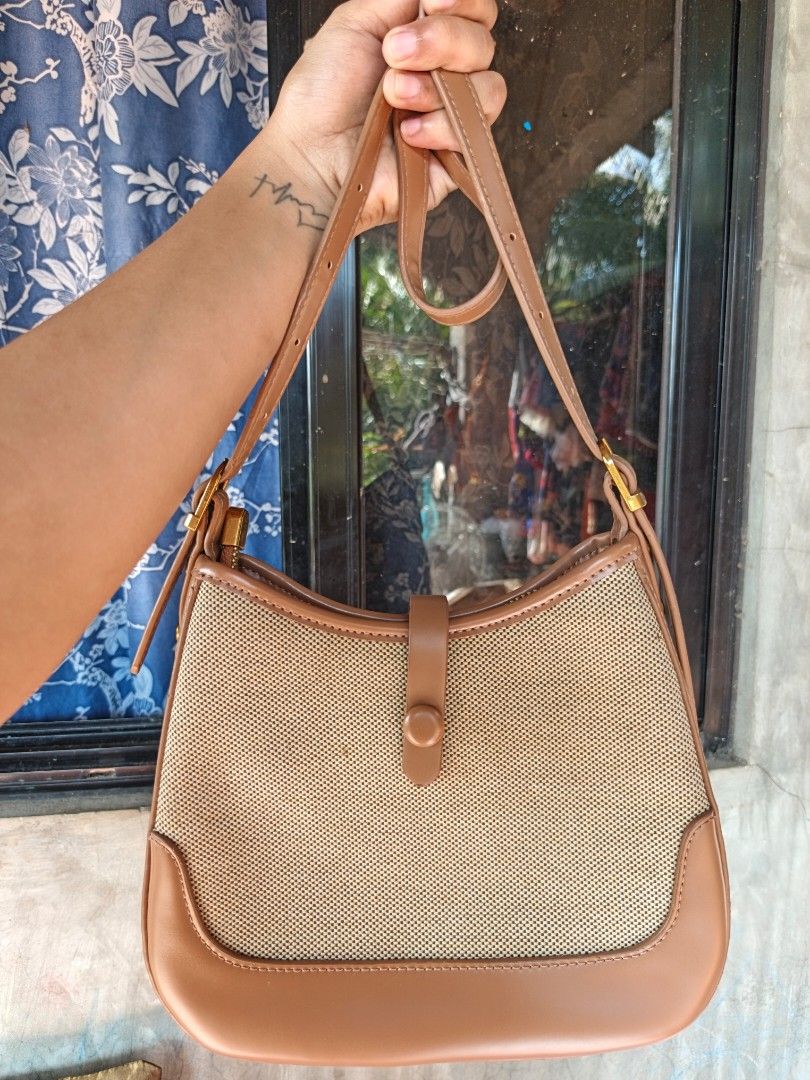 Sling bag for women (Category: Cross-body Bags) located in Manila. Submitted by ukay-ukaybylyn (Listing ID 1459984946, Image 2). Description: good condition💯 kasya phone and adjustable strap nasa last picture yung dumi sa front wash niyo nalang kasi canvas naman.