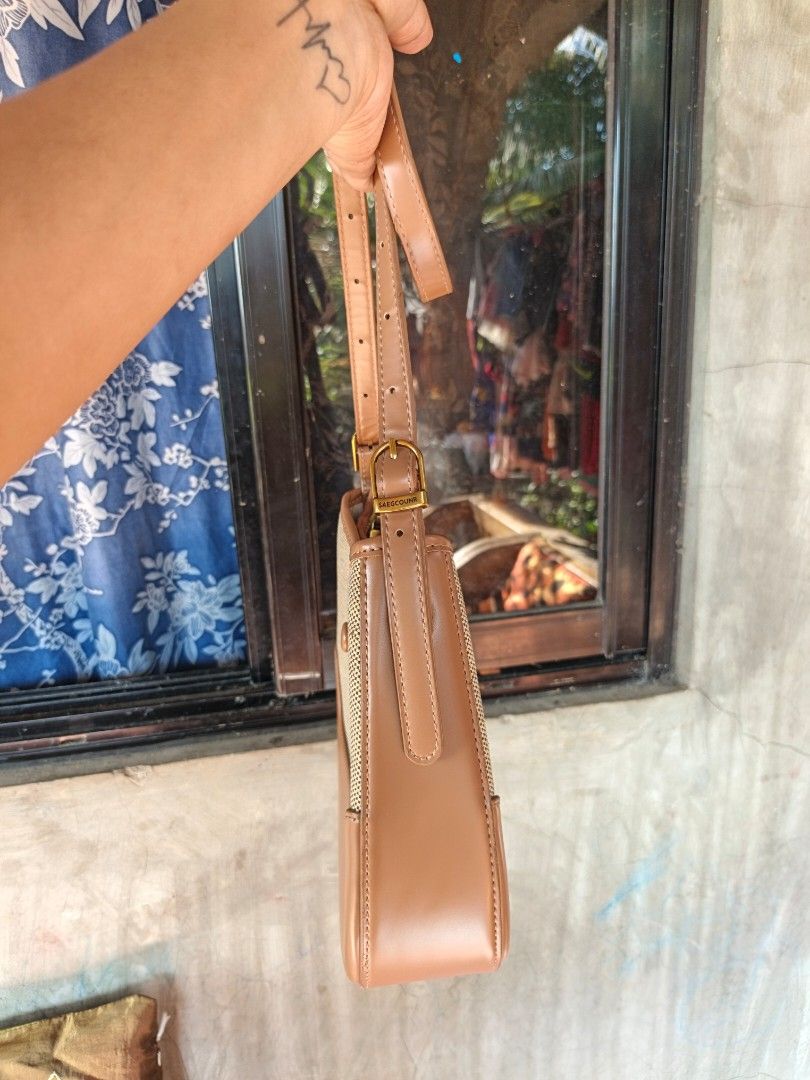 Sling bag for women (Category: Cross-body Bags) located in Manila. Submitted by ukay-ukaybylyn (Listing ID 1459984946, Image 3). Description: good condition💯 kasya phone and adjustable strap nasa last picture yung dumi sa front wash niyo nalang kasi canvas naman.