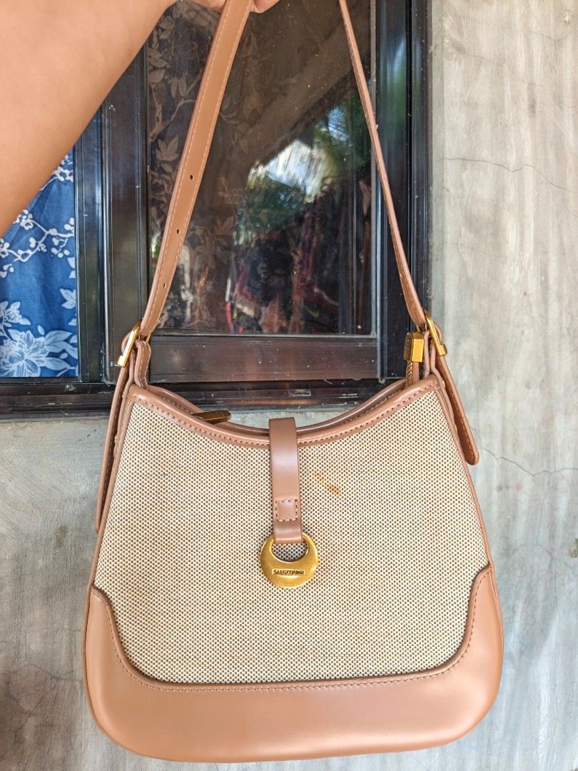Sling bag for women (Category: Cross-body Bags) located in Manila. Submitted by ukay-ukaybylyn (Listing ID 1459984946, Image 1). Description: good condition💯 kasya phone and adjustable strap nasa last picture yung dumi sa front wash niyo nalang kasi canvas naman.