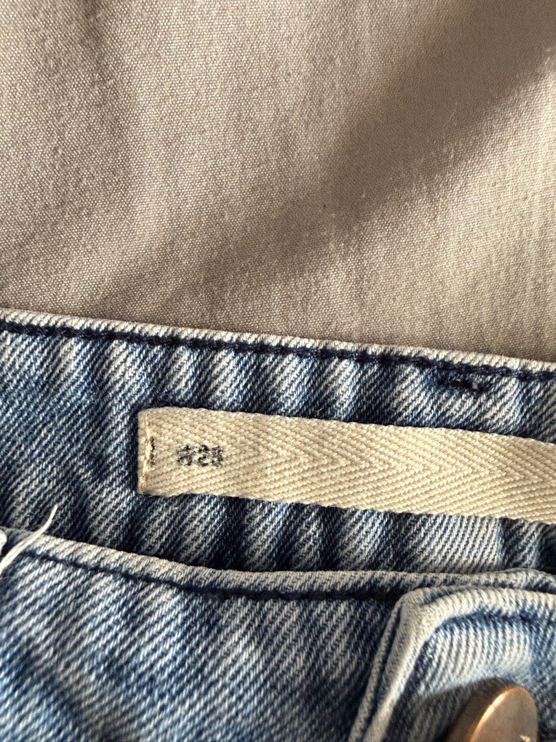 Smyth denim (Category: Jeans) located in Manila. Submitted by ellede32655 (Listing ID 1459973147, Image 1). Description: Size small good for 5’3 - 5’5 height.