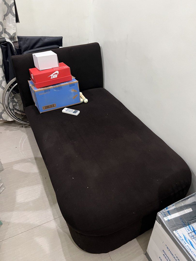 Sofa set with pillows (Category: Sofas) located in Marikina City. Submitted by charles4pascua (Listing ID 1460050995, Image 3). Description: U sofa set For pickup.