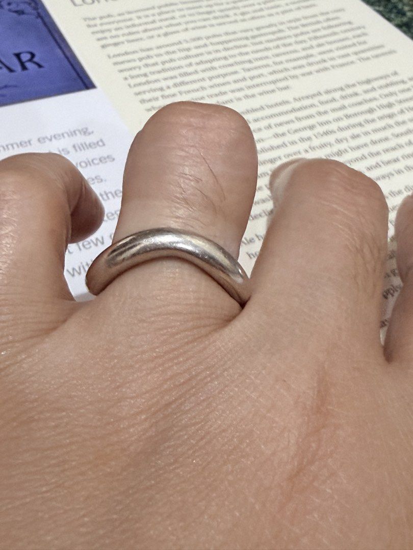 Solid sterling silver Agete Three Curves Organic Design Ring (Category: Rings) located in Pasig City. Submitted by smartshopping.ph (Listing ID 1460070821, Image 2). Description: The shape is modeled after the natural contours of the body and knuckle structures. It features an egg-like or softly triangular profile that changes character depending on which angle it is viewed from. Material Composition: It is crafted from heavy, high-polished 925 S