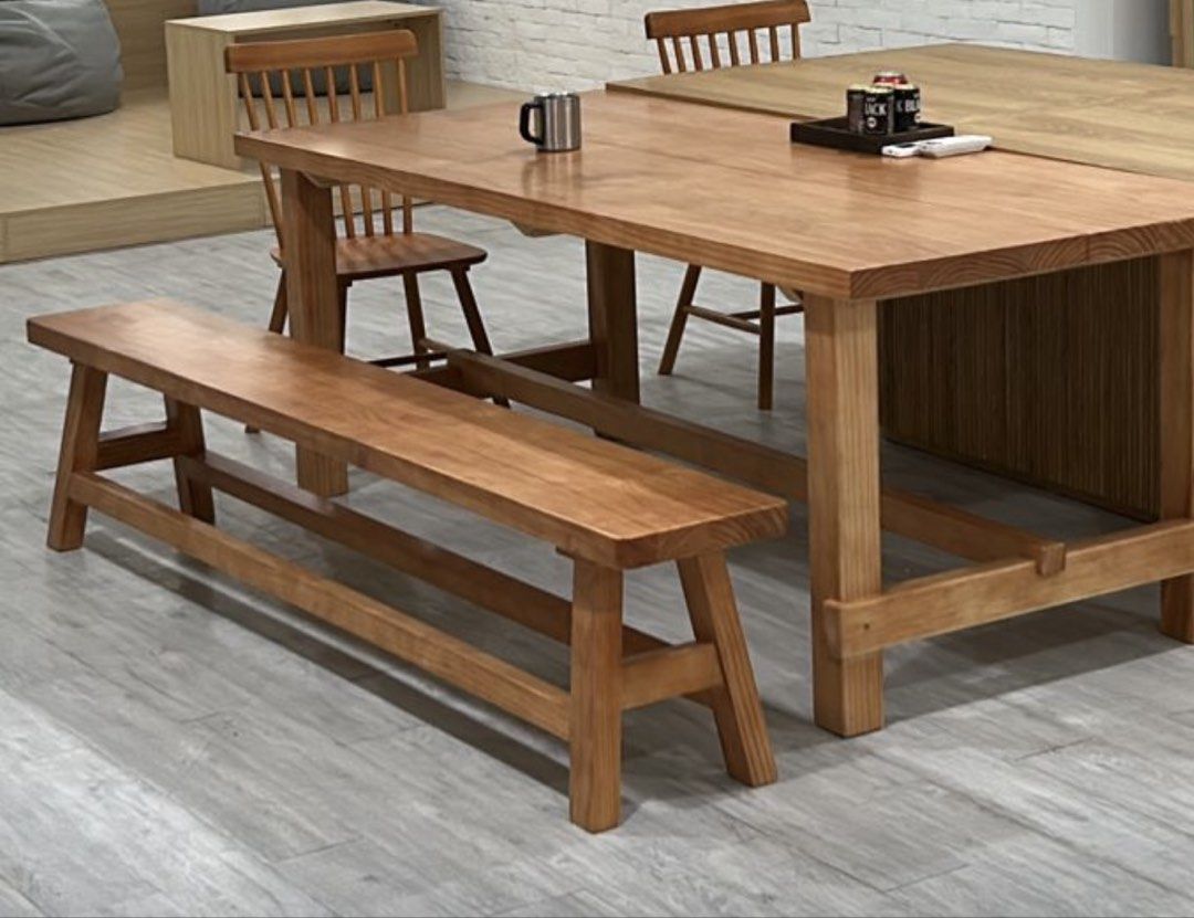 Solid Wood Dining Bench （分類：桌子）位於 Hong Kong。 由 Ksy.Stephanie 提交（商品編號 1460080964，圖片 1）。簡介： Selling a solid wood dining bench. Natural wood color, simple and sturdy design. Fits well with a rustic or modern farmhouse aesthetic. Great for a dining table or as extra seating in an entryway. Measures approximately [200x90x75]. 實木長枱 200x90x75 新淨 。