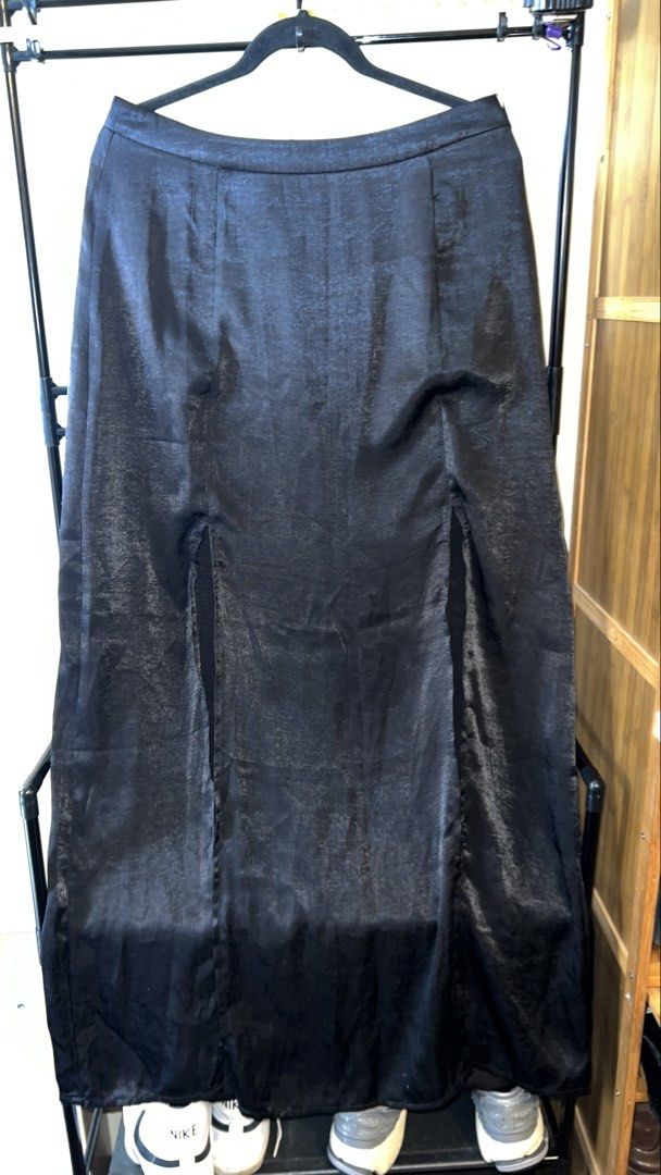 Something Borrowed Black Satin Maxi Skirt XL (Category: Skirts) located in Mandaluyong City. Submitted by chelseayb47224 (Listing ID 1459924562, Image 1). Description: - Black satin maxi skirt from Something Borrowed - High waist design - Long, flowing silhouette - Two front slits for ease of movement - Zipper closure at the back - Versatile for dressing up or down.