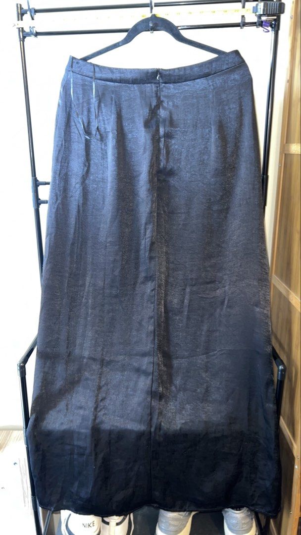 Something Borrowed Black Satin Maxi Skirt XL (Category: Skirts) located in Mandaluyong City. Submitted by chelseayb47224 (Listing ID 1459924562, Image 3). Description: - Black satin maxi skirt from Something Borrowed - High waist design - Long, flowing silhouette - Two front slits for ease of movement - Zipper closure at the back - Versatile for dressing up or down.