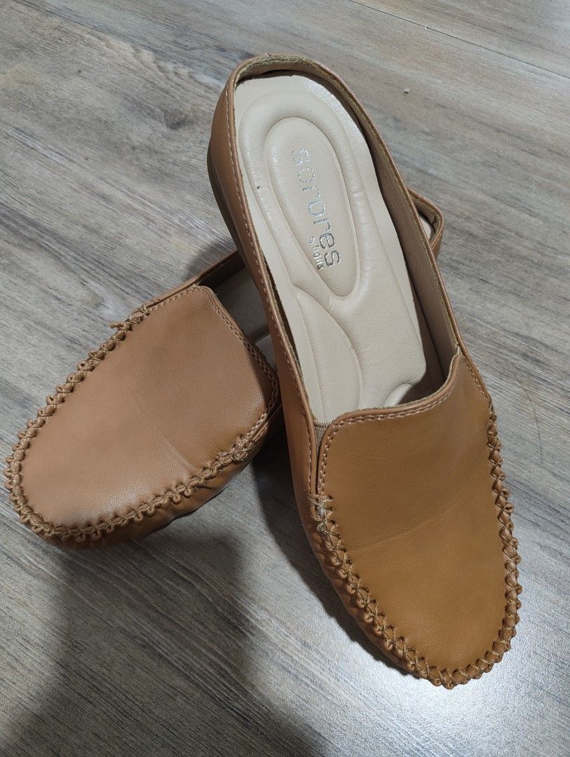 Sorores by Ilse Brown Leather Mules (Category: Loafers) located in Marikina City. Submitted by davidandrewjernie008 (Listing ID 1459960389, Image 1). Description: - Brand: Sorores by Ilse - Color: Brown - Material: Leather - Style: Slip-on mules - Features: Stitching detail around the toe, comfortable cushioned insole - Occasion: Great for casual wear.