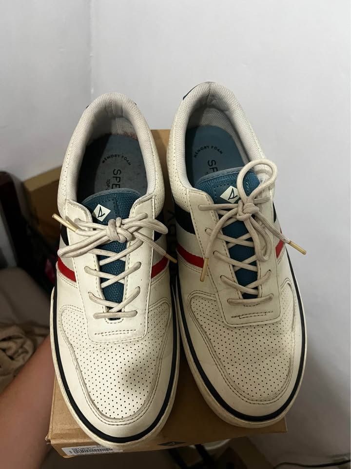 Sperry Halyard Retro (Category: Casual Shoes) located in Manila. Submitted by 4gottengoods (Listing ID 1460093334, Image 3). Description: Sperry Halyard Retro In good condition but needs cleaning due to storage used before natambak rfs: size too big QC Fairview Location shipping thru j&t or lalamove.